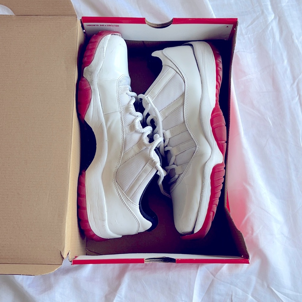JORDAN 11 RETRO LOW "WHITE/RED"
